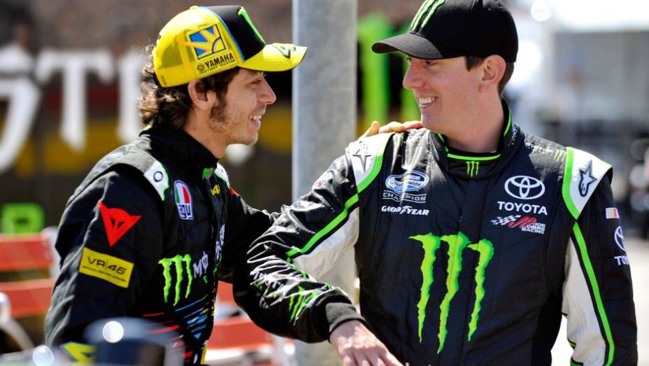 Valentino Rossi pilotou o Toyota de Kyle Busch, da NASCAR Nationwide Series | <a href="https://beta-develop.quatrorodas.abril.com.br/moto/noticias/valentino-rossi-ritmo-nascar-739793.shtml" rel="migration">Leia mais</a>