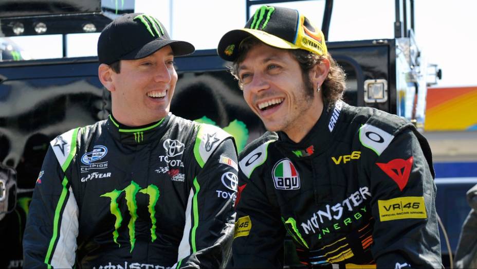 Valentino Rossi pilotou o Toyota de Kyle Busch, da NASCAR Nationwide Series | <a href="https://beta-develop.quatrorodas.abril.com.br/moto/noticias/valentino-rossi-ritmo-nascar-739793.shtml" rel="migration">Leia mais</a>