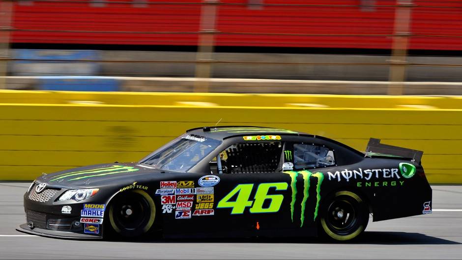 Valentino Rossi pilotou um carro V8 de 5.8 litros capaz de gerar at&eacute; 650 cavalos de pot&ecirc;ncia | <a href="%20https://beta-develop.quatrorodas.abril.com.br/moto/noticias/valentino-rossi-ritmo-nascar-739793.shtml" rel="migration">Leia mais</a>