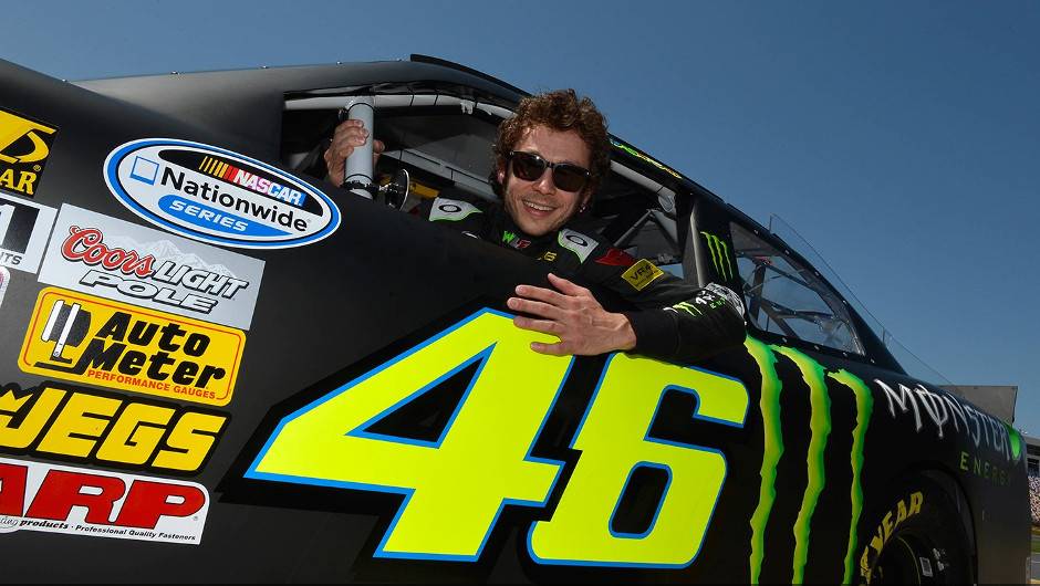 Rossi disse que a experi&ecirc;ncia tinha sido desconcertante no in&iacute;cio, mas que gostou imensamente das voltas realizadas no Charlotte Motor Speedway | <a href="%20https://beta-develop.quatrorodas.abril.com.br/moto/noticias/valentino-rossi-ritmo-nascar-739793.shtml" rel="migration"></a>