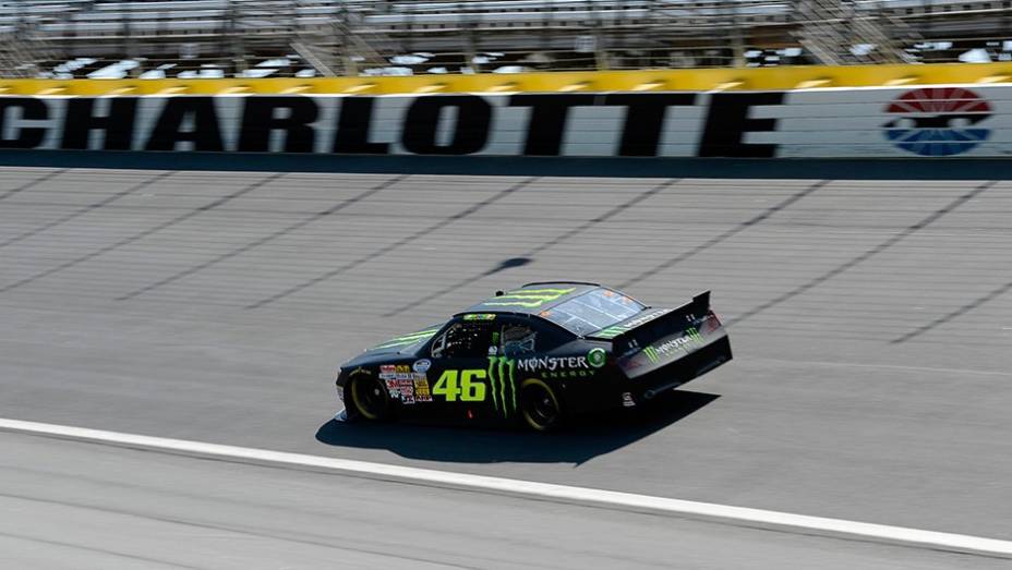 The Doctor rodou na faixa dos 300 km/h com o Toyota de Kyle Busch | <a href="https://beta-develop.quatrorodas.abril.com.br/moto/noticias/valentino-rossi-ritmo-nascar-739793.shtml" rel="migration">Leia mais</a>