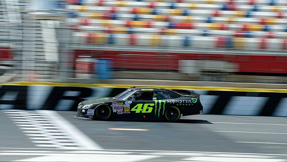 Valentino Rossi afirmou que depois de algumas voltas ganhou muita confian&ccedil;a e foi capaz de ir mais r&aacute;pido | <a href="%20https://beta-develop.quatrorodas.abril.com.br/moto/noticias/valentino-rossi-ritmo-nascar-739793.shtml" rel="migration">Leia mais</a>