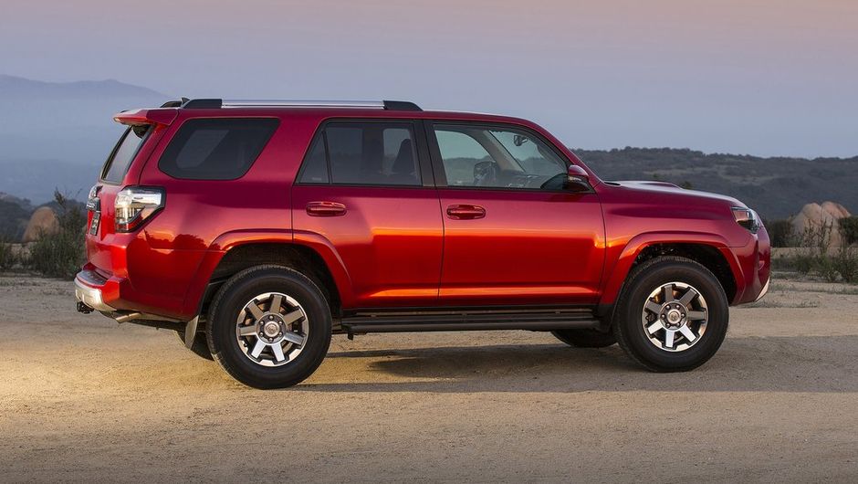 As rodas de liga-leve, que variam de 17 a 20 polegadas de acordo com a vers&atilde;o, tamb&eacute;m foram reformuladas | <a href="%20https://beta-develop.quatrorodas.abril.com.br/noticias/fabricantes/toyota-revela-novo-4runner-739940.shtml" rel="migration">Leia mais</a>