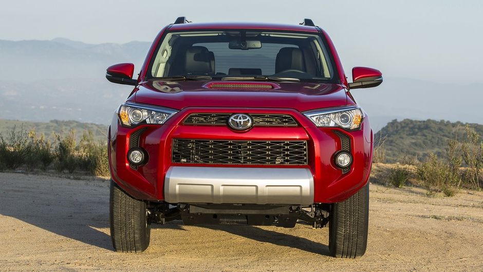Por fora, a frente recebeu facelift, com nova grade e novos far&oacute;is | <a href="https://beta-develop.quatrorodas.abril.com.br/noticias/fabricantes/toyota-revela-novo-4runner-739940.shtml" rel="migration">Leia mais</a>