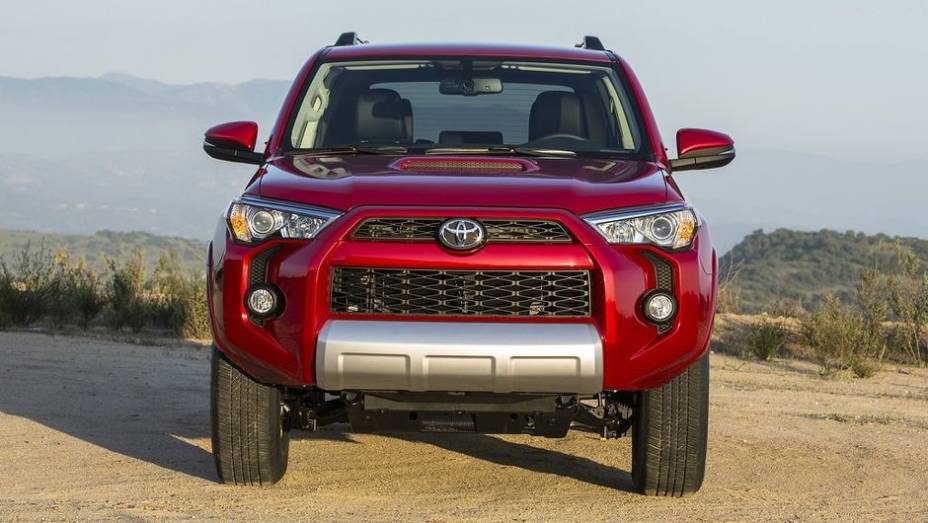 Por fora, a frente recebeu facelift, com nova grade e novos faróis | <a href="https://beta-develop.quatrorodas.abril.com.br/noticias/fabricantes/toyota-revela-novo-4runner-739940.shtml" rel="migration">Leia mais</a>