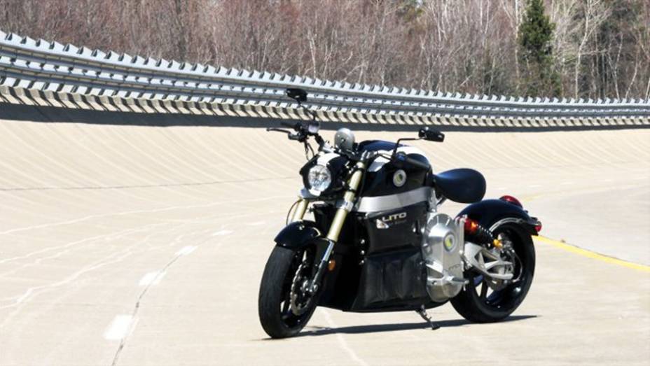 Com rodas de 17 polegadas, a SORA est&aacute; equipada com freio a disco duplo de 310 mm na roda dianteira, e disco simples na traseira | <a href="%20https://beta-develop.quatrorodas.abril.com.br/moto/noticias/lito-sora-moto-eletrica-invocada-740271.shtml" rel="migration">Leia mais</a>