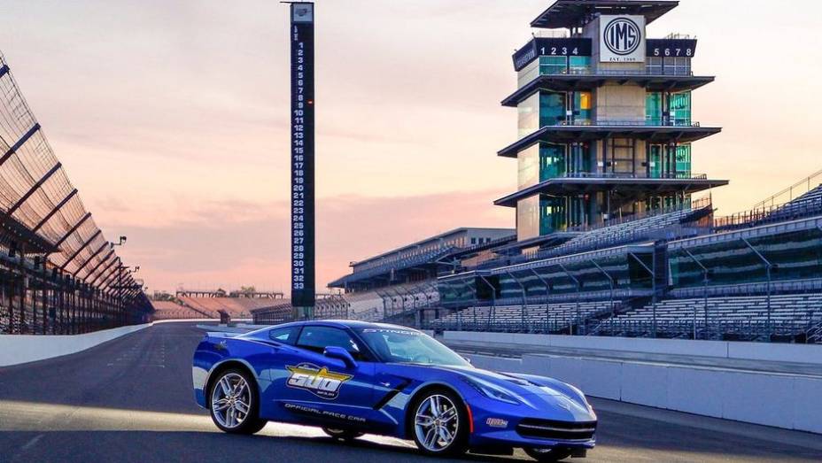 O modelo será o responsável por liderar o pelotão de pilotos na prova, que está programada para o dia 26 | <a href="https://beta-develop.quatrorodas.abril.com.br/noticias/fabricantes/chevrolet-corvette-stingray-sera-pace-car-indy-740349.shtml" rel="migration">Leia mais</a>