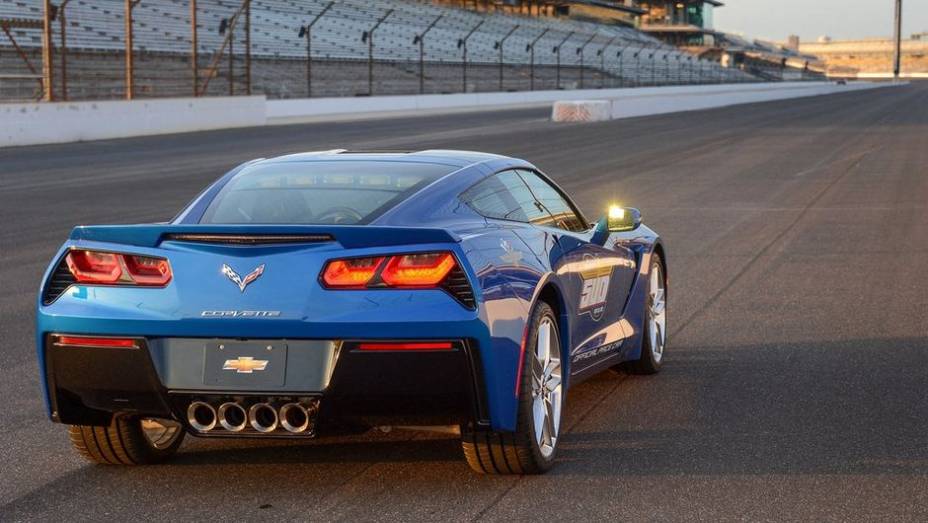 Não há nenhuma alteração de equipamento em relação ao modelo convencional, que roda pelas ruas | <a href="https://beta-develop.quatrorodas.abril.com.br/noticias/fabricantes/chevrolet-corvette-stingray-sera-pace-car-indy-740349.shtml" rel="migration">Leia mais</a>