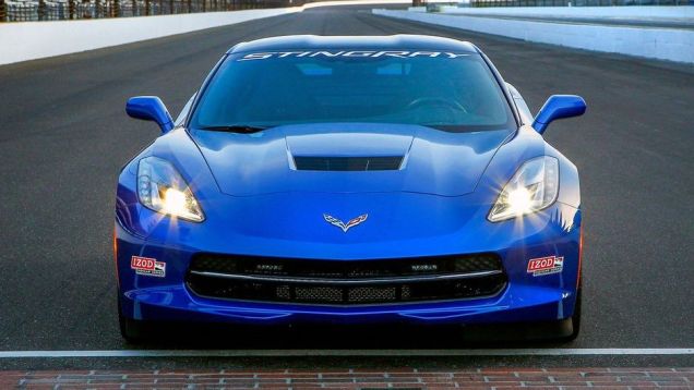 As mudan&ccedil;as ser&atilde;o apenas est&eacute;ticas, com a utiliza&ccedil;&atilde;o de decalques relativos &agrave; competi&ccedil;&atilde;o | <a href="https://beta-develop.quatrorodas.abril.com.br/noticias/fabricantes/chevrolet-corvette-stingray-sera-pace-car-indy-740349.shtml" rel="migration">Leia mais</a>