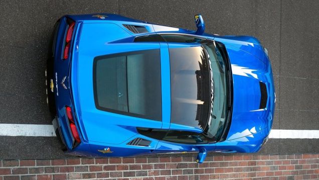 Assim o Corvette Stingray Pace Car manter&aacute; o motor 6.2 de 450 cavalos de pot&ecirc;ncia | <a href="https://beta-develop.quatrorodas.abril.com.br/noticias/fabricantes/chevrolet-corvette-stingray-sera-pace-car-indy-740349.shtml" rel="migration">Leia mais</a>