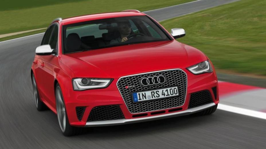 A Audi confirmou a chegada da terceira geração da perua RS4 Avant ao mercado brasileiro neste mês de maio | <a href="%20https://beta-develop.quatrorodas.abril.com.br/noticias/fabricantes/audi-traz-rs4-avant-ao-brasil-740778.shtml" rel="migration">Leia mais</a>