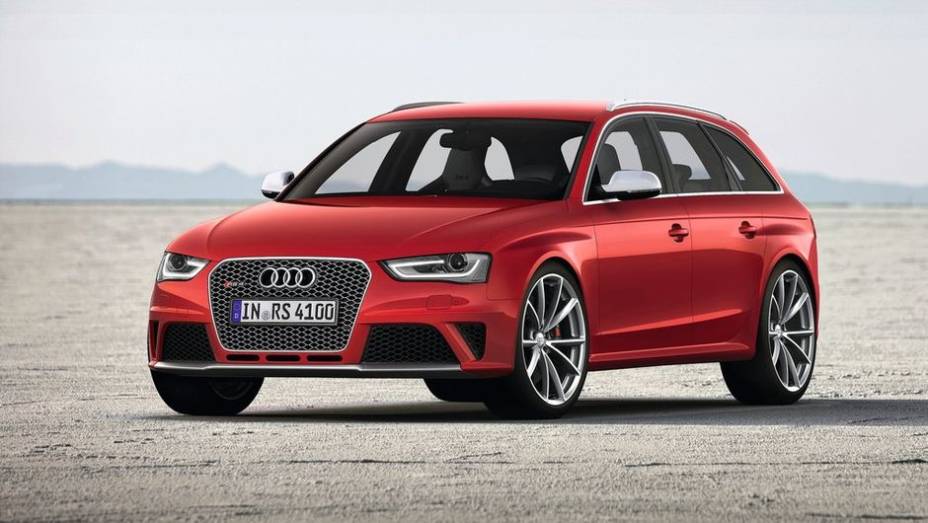 De acordo com a montadora, o RS4 Avant tem desempenho digno de qualquer esportivo, além de manter um perfil agressivo | <a href="%20https://beta-develop.quatrorodas.abril.com.br/noticias/fabricantes/audi-traz-rs4-avant-ao-brasil-740778.shtml" rel="migration">Leia mais</a>