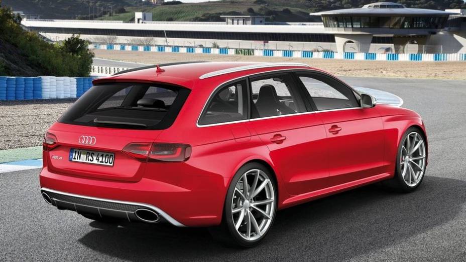 Quando o assunto &eacute; desempenho, ela n&atilde;o deixa a desejar. A Audi informa que o modelo acelera de 0 a 100 km/h em 4,7 segundos | <a href="%20https://beta-develop.quatrorodas.abril.com.br/noticias/fabricantes/audi-traz-rs4-avant-ao-brasil-740778.shtml" rel="migration">Leia mais</a>