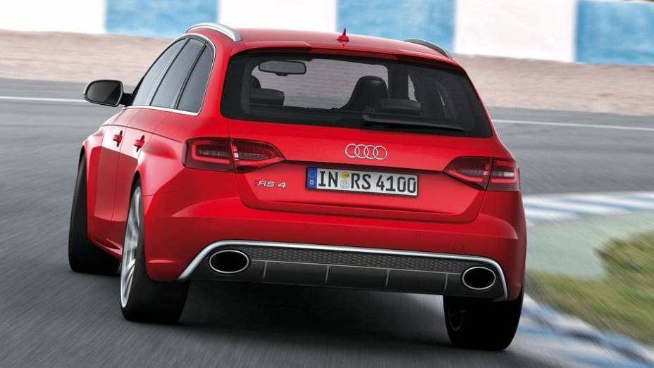 Visualmente, apresenta saias laterais, difusor traseiro, saídas de escape ovais, faróis de xenônio, entre outros | <a href="%20https://beta-develop.quatrorodas.abril.com.br/noticias/fabricantes/audi-traz-rs4-avant-ao-brasil-740778.shtml" rel="migration">Leia mais</a> Visualmente, apresenta saias laterais, difusor traseiro, saídas de escape ovais, faróis de xenônio, entre outros | <a href="%20https://beta-develop.quatrorodas.abril.com.br/noticias/fabricantes/audi-traz-rs4-avant-ao-brasil-740778.shtml" rel="migration">Leia mais</a>