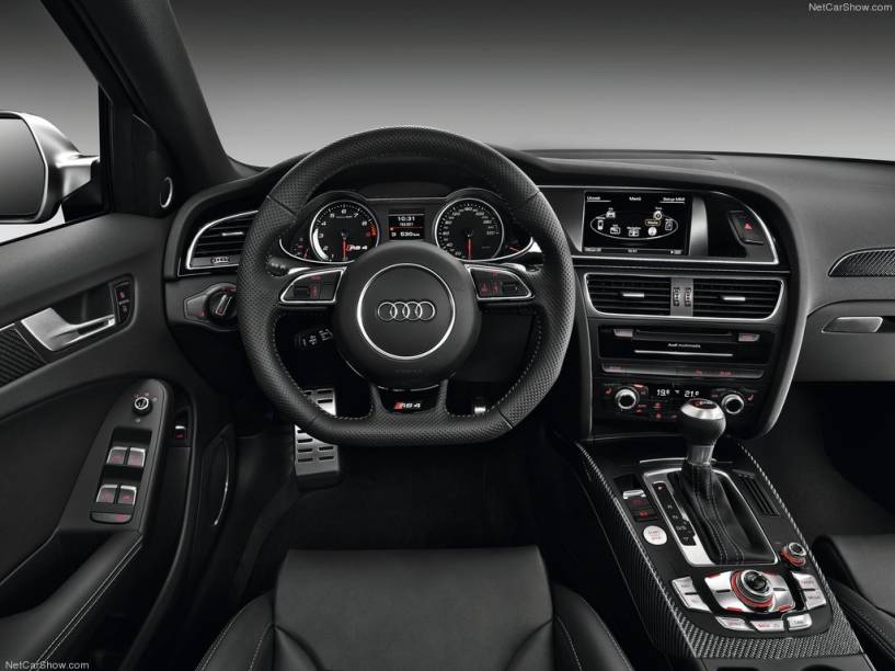 Para tanto, a perua &eacute; equipada com motor 4.2 V8, que entrega 450 cavalos de pot&ecirc;ncia e 43,8 kgfm de torque | <a href="%20https://beta-develop.quatrorodas.abril.com.br/noticias/fabricantes/audi-traz-rs4-avant-ao-brasil-740778.shtml" rel="migration">Leia mais</a>