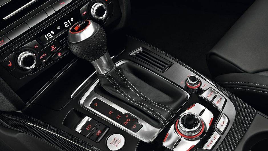 Vale ressaltar que o c&acirc;mbio &eacute; o S-tronic de sete marchas e o carro tamb&eacute;m conta com sistema de tra&ccedil;&atilde;o quattro (integral) | <a href="%20https://beta-develop.quatrorodas.abril.com.br/noticias/fabricantes/audi-traz-rs4-avant-ao-brasil-740778.shtml" rel="migration">Leia mais</a>