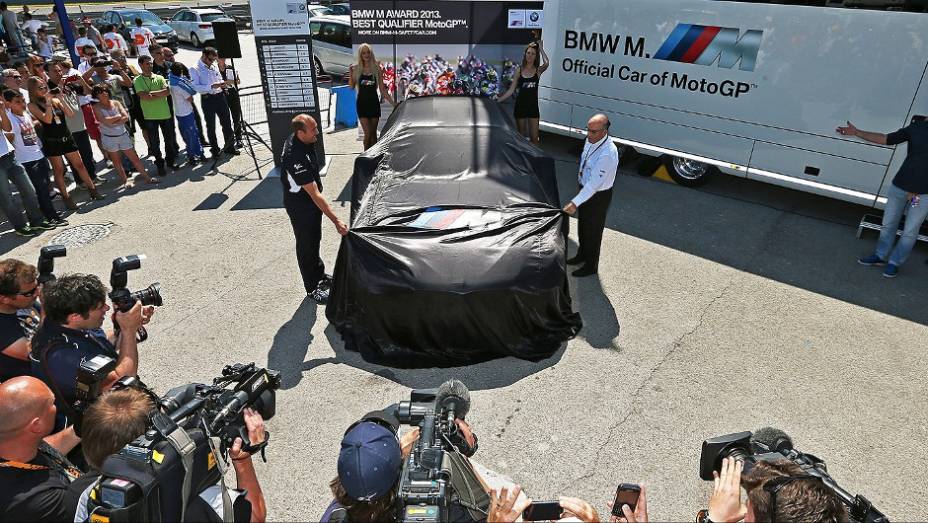 O vencedor do Prêmio M receberá o veículo com uma pintura especial e exclusiva, Frozen Black Metallic | <a href="%20https://beta-develop.quatrorodas.abril.com.br/moto/noticias/melhor-qualificado-motogp-recebera-bmw-740903.shtml" rel="migration">Leia mais</a>