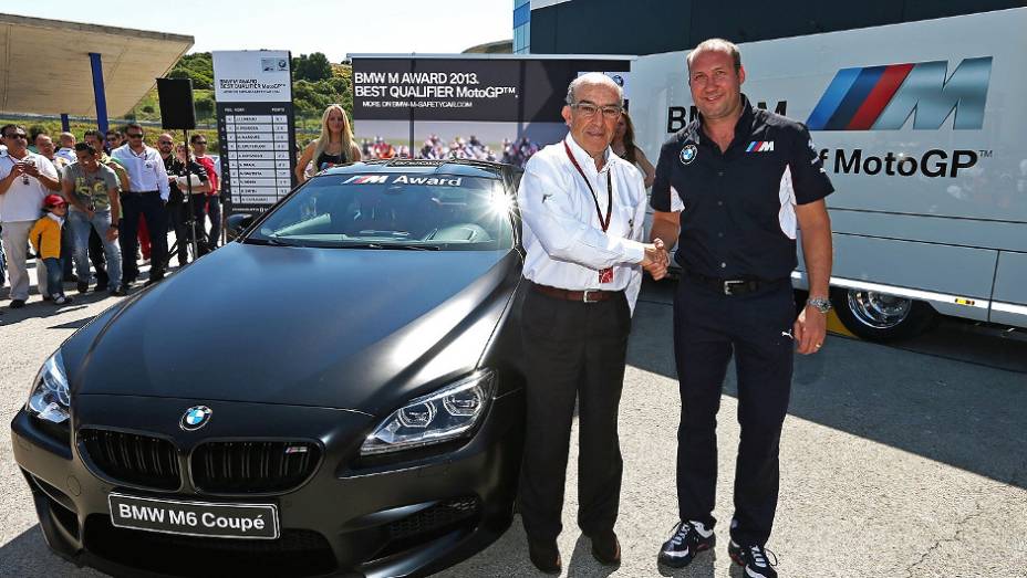 Além da pintura exclusiva, o BMW M6 Coupe está equipado com rodas com raios duplos de aro 20 polegadas| <a href="%20https://beta-develop.quatrorodas.abril.com.br/moto/noticias/melhor-qualificado-motogp-recebera-bmw-740903.shtml" rel="migration">Leia mais</a>