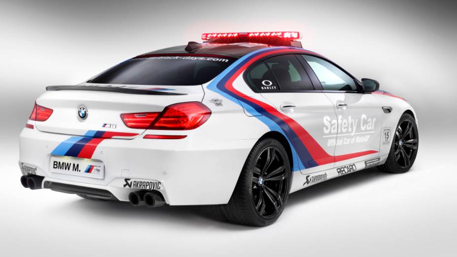 Pela 15&ordf; vez a BMW &eacute; respons&aacute;vel pelo "Carro Oficial" da competi&ccedil;&atilde;o | <a href="https://beta-develop.quatrorodas.abril.com.br/moto/noticias/melhor-qualificado-motogp-recebera-bmw-740903.shtml" rel="migration">Leia mais</a>