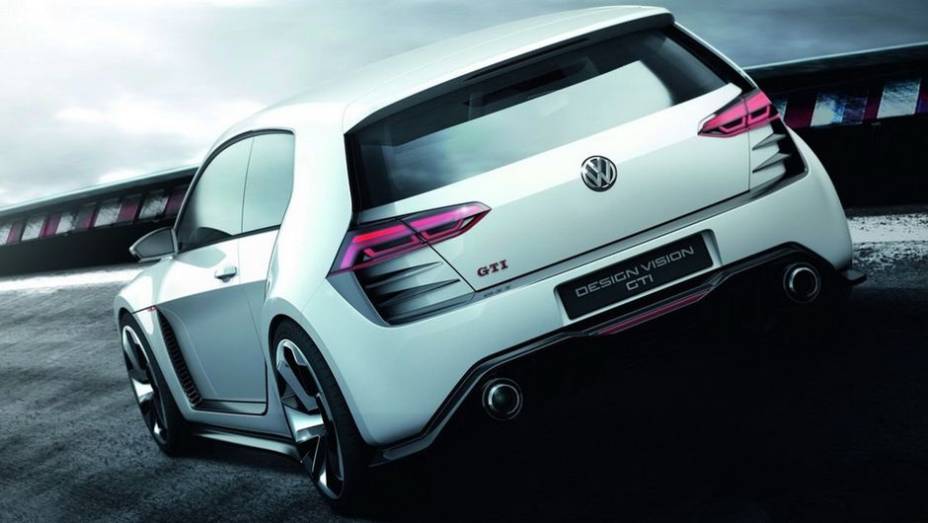 De acordo com a montadora, é a versão mais radical do hatch já produzida desde o GTI W12, apresentado em 2007 | <a href="%20https://beta-develop.quatrorodas.abril.com.br/noticias/fabricantes/vw-prepara-golf-design-vision-gti-concept-740746.shtml" rel="migration">Leia mais</a>