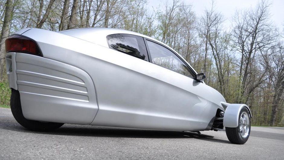 O modelo, ainda sem um nome oficial, teve pre&ccedil;o anunciado: US$ 6,8 mil | <a href="https://beta-develop.quatrorodas.abril.com.br/noticias/fabricantes/eua-carro-tres-rodas-chega-ao-mercado-2014-740877.shtml" rel="migration">Leia mais</a>