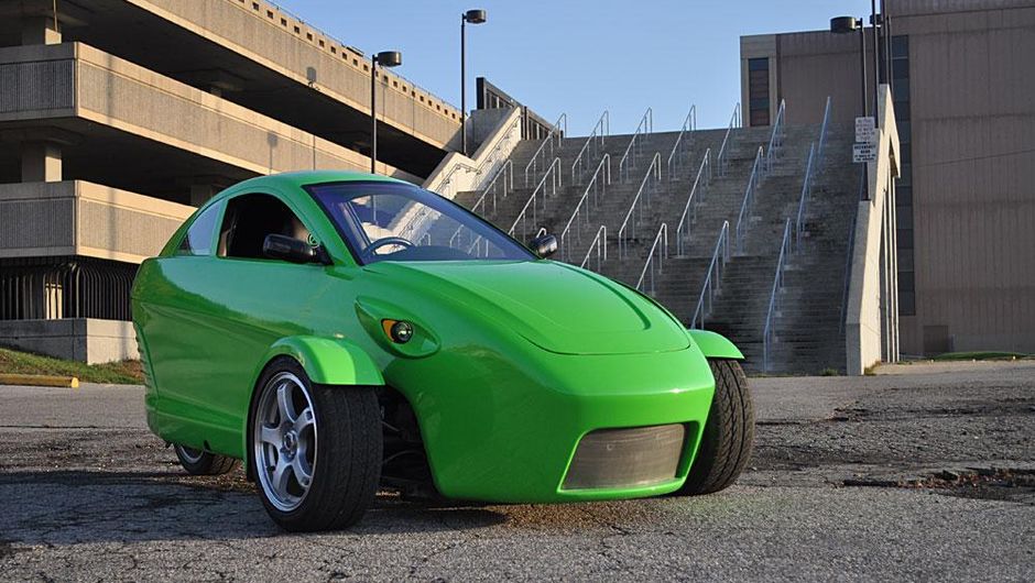 Al&eacute;m do design absolutamente peculiar, a novidade se destaca por ter apenas 363 kg | <a href="https://beta-develop.quatrorodas.abril.com.br/noticias/fabricantes/eua-carro-tres-rodas-chega-ao-mercado-2014-740877.shtml" rel="migration">Leia mais</a>