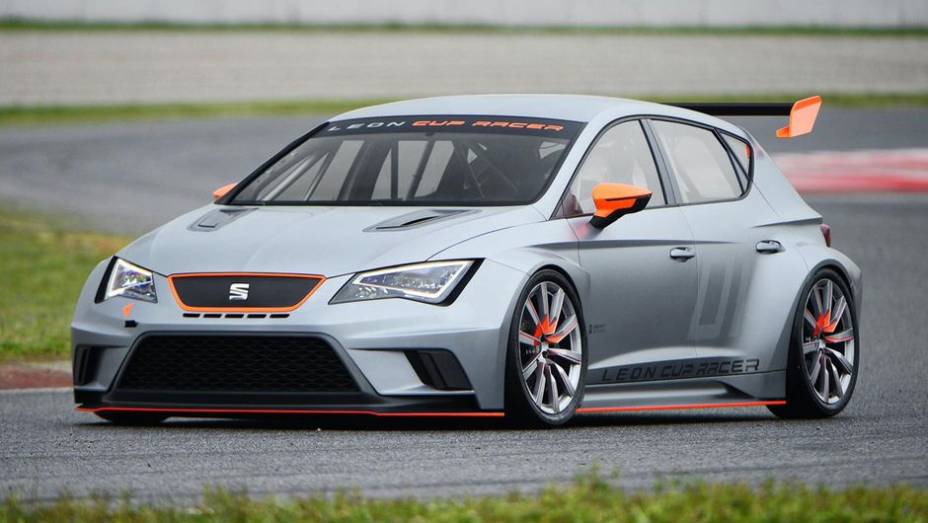 A Seat mostrou o Leon Cup Racer durante o Worthersee, evento realizado na Áustria | <a href="https://beta-develop.quatrorodas.abril.com.br/noticias/fabricantes/seat-apresenta-leon-cup-racer-740888.shtml" rel="migration">Leia mais</a>