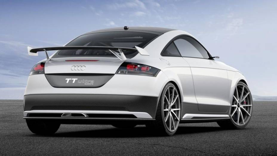 O grande diferencial do modelo &eacute; a redu&ccedil;&atilde;o de peso: s&atilde;o 300 kg a menos, alcan&ccedil;ando um total de 1.111 kg | <a href="%20https://beta-develop.quatrorodas.abril.com.br/noticias/fabricantes/audi-revela-tt-ultra-quattro-concept-739649.shtml" rel="migration">Leia mais</a>
