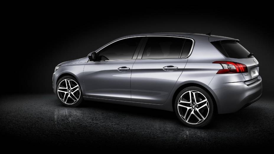 Tais medidas significam uma pequena redu&ccedil;&atilde;o no tamanho e na altura do modelo na compara&ccedil;&atilde;o com seu antecessor | <a href="%20https://beta-develop.quatrorodas.abril.com.br/noticias/fabricantes/peugeot-apresenta-proxima-geracao-308-741173.shtml" rel="migration">Leia mais</a>