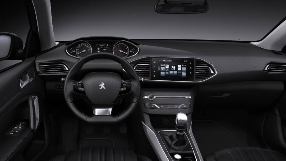 Internamente, o novo 308 adota diversos elementos do 208, incluindo volante e painel de instrumentos | <a href="%20https://beta-develop.quatrorodas.abril.com.br/noticias/fabricantes/peugeot-apresenta-proxima-geracao-308-741173.shtml" rel="migration">Leia mais</a>