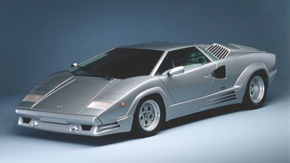 Countach 25º - Em 1988, um edição comemorativa do Countach marcou os primeiros 25 anos de atividade da Lamborghini, o Countach 25th Anniversary | <a href="%20https://beta-develop.quatrorodas.abril.com.br/reportagens/classicos/festa-bolonhesa-741081.shtml" rel="migration">Leia mais</a>