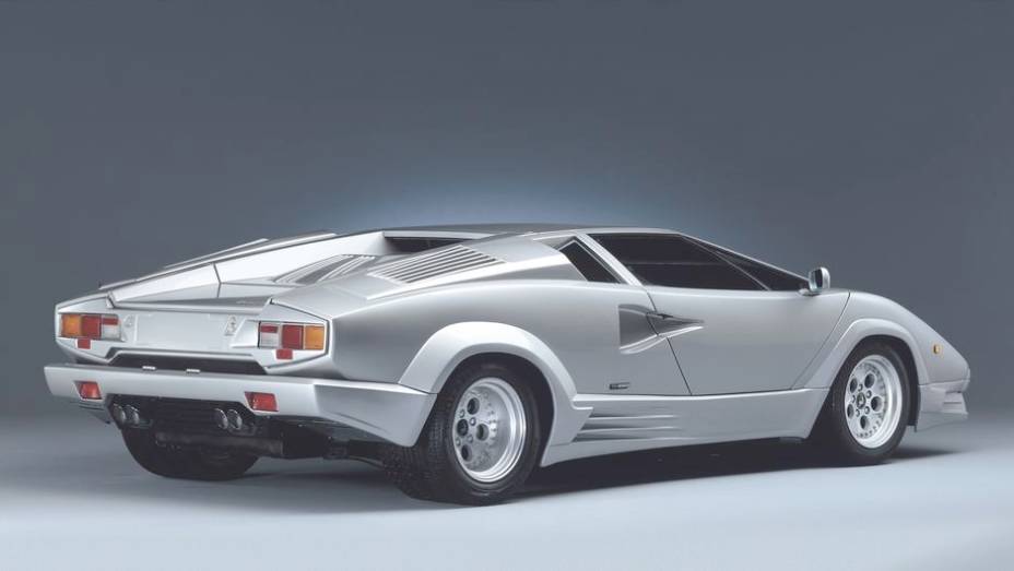 Countach 25º - Spoiler dianteiro, saias laterais e bordas nas aberturas dos paralamas deixavam o visual tanto mais agressivo, quanto mais pesado | <a href="%20https://beta-develop.quatrorodas.abril.com.br/reportagens/classicos/festa-bolonhesa-741081.shtml" rel="migration">Leia mais</a>