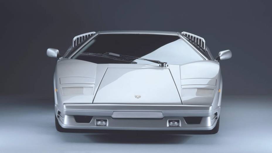 Countach 25&ordm; - Comodidades com os vidros el&eacute;tricos tamb&eacute;m vieram com o pacote de altera&ccedil;&otilde;es trazidas pelo 25th Anniversary | <a href="%20https://beta-develop.quatrorodas.abril.com.br/reportagens/classicos/festa-bolonhesa-741081.shtml" rel="migration">Leia mais</a>