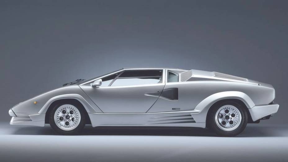 Countach 25º - O 25th Anniversary marcaria o fim da longa carreira de 16 anos do Countach como supercarro da marca, em 1990, abrindo caminho para o Diablo | <a href="%20https://beta-develop.quatrorodas.abril.com.br/reportagens/classicos/festa-bolonhesa-741081.shtml" rel="migration">Leia</a>