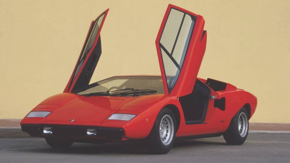 Countach LP 400 (1973-81) - Portas com abertura estilo tesoura eram novidade em 1973, solu&ccedil;&atilde;o que se mant&eacute;m at&eacute; hoje nos modelos da Lamborghini | <a href="%20https://beta-develop.quatrorodas.abril.com.br/reportagens/classicos/festa-bolonhesa-741081.shtml" rel="migration">Leia mais</a>