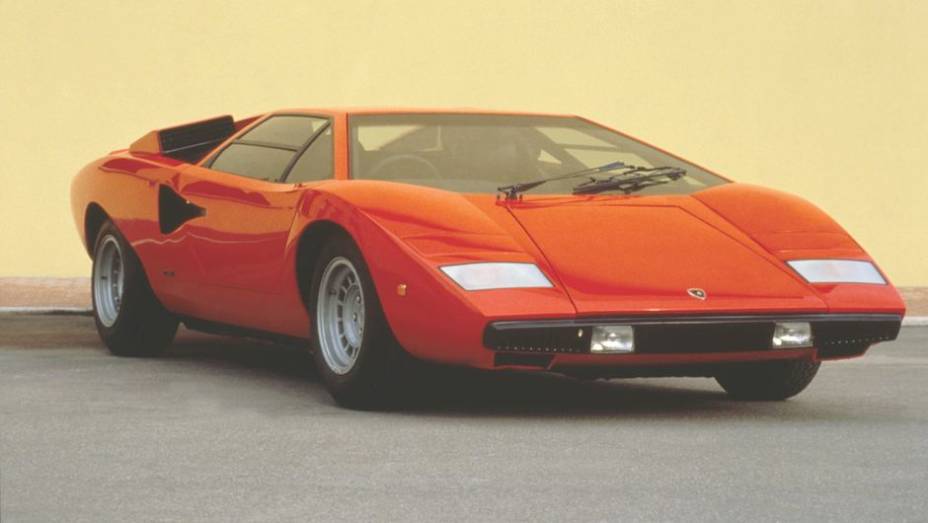 Countach LP 400 (1973-81) - O nome Countach - que se pronuncia "cúntac" - é uma expressão com que os homens de Piemonte, norte da Itália, admiram uma bela mulher | <a href="%20https://beta-develop.quatrorodas.abril.com.br/reportagens/classicos/festa-bolonhesa-741081.shtm" rel="migration"></a>