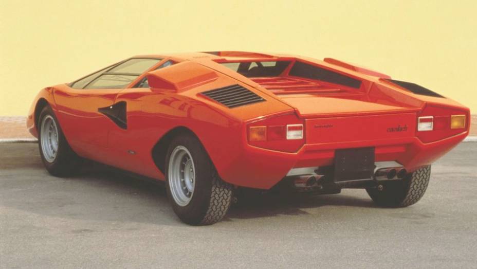 Countach LP 400 (1973-81) - O motor instalado em posi&ccedil;&atilde;o central traseira explica o grande entre-eixos do esportivo e suas largas colunas traseiras. Diferente do Miura, era longitudinal | <a href="%20https://beta-develop.quatrorodas.abril.com.br/reportagens/classicos/fes" rel="migration"></a>