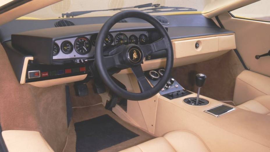 Countach LP 400 (1973-81) - Painel completo e acabamento refinado, para acelerar o 375 cv que levavam o esportivo de apenas 1065 kg a 300 km/h | <a href="%20https://beta-develop.quatrorodas.abril.com.br/reportagens/classicos/festa-bolonhesa-741081.shtml" rel="migration">Leia mais</a>