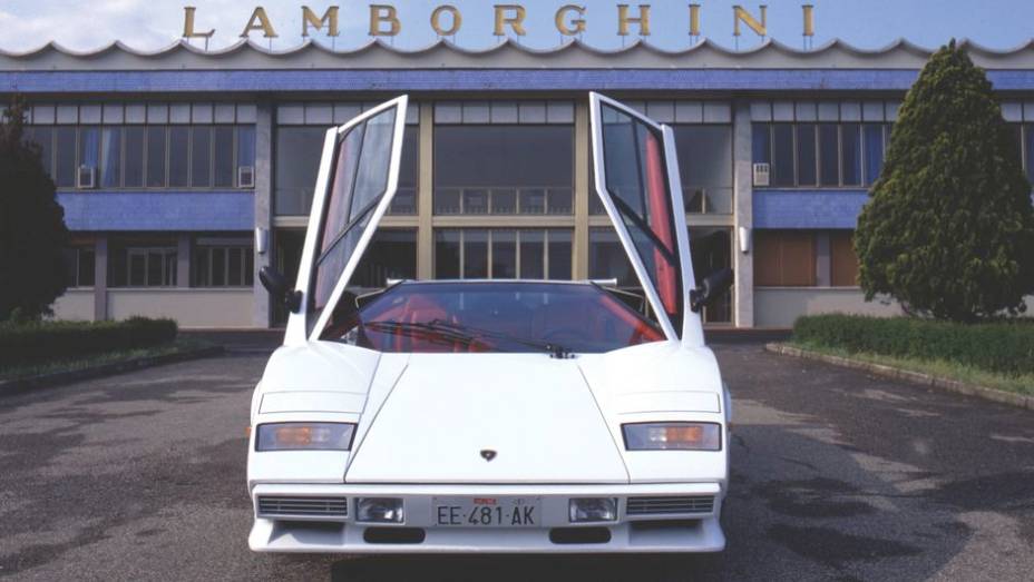 Countach Quattrovalvole (1985-89) - Agora com quatro válvulas por cilindro, recurso que elevou seu rendimento em altas rotações e aumentou a capacidade cúbica de 4.0 para 5.2 litros | <a href="%20https://beta-develop.quatrorodas.abril.com.br/reportagens/classicos/festa-b" rel="migration"></a>