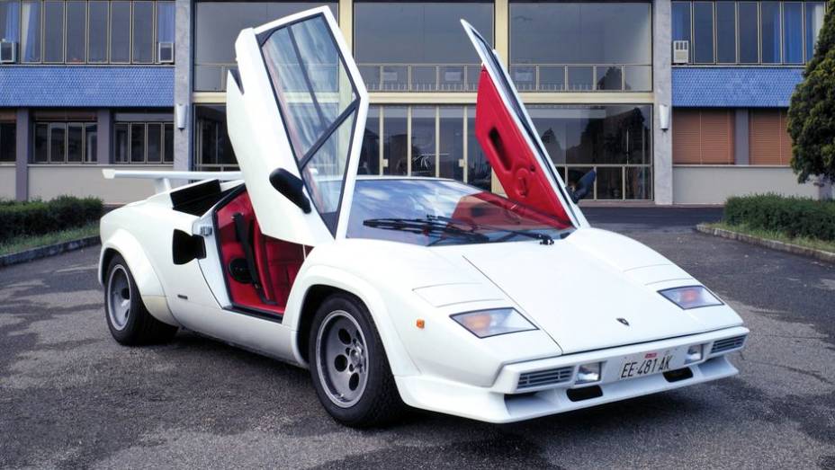 Countach Quattrovalvole (1985-89) - A potência saltou para 455 cv, o que propiciou ao Countach alcançar a velocidade máxima de 295 km/h | <a href="%20https://beta-develop.quatrorodas.abril.com.br/reportagens/classicos/festa-bolonhesa-741081.shtml" rel="migration">Leia mais</a>