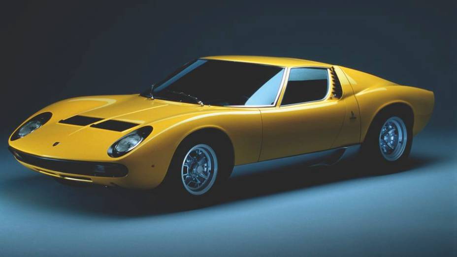 Apresentado no Sal&atilde;o de Genebra de 1966, o Miura foi desenhado por Marcello Gandini, do est&uacute;dio Bertone | <a href="%20https://beta-develop.quatrorodas.abril.com.br/reportagens/classicos/festa-bolonhesa-741081.shtml" rel="migration">Leia mais</a>