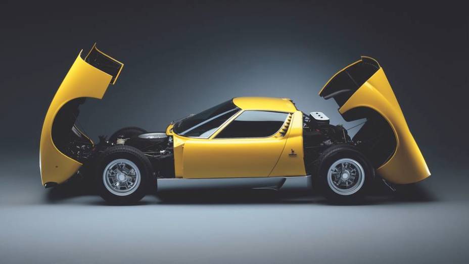 O motor V12 central traseiro era novidade em modelos de rua e se tornou um nicho do segmento de superesportivos italianos | <a href="%20https://beta-develop.quatrorodas.abril.com.br/reportagens/classicos/festa-bolonhesa-741081.shtml" rel="migration">Leia mais</a>