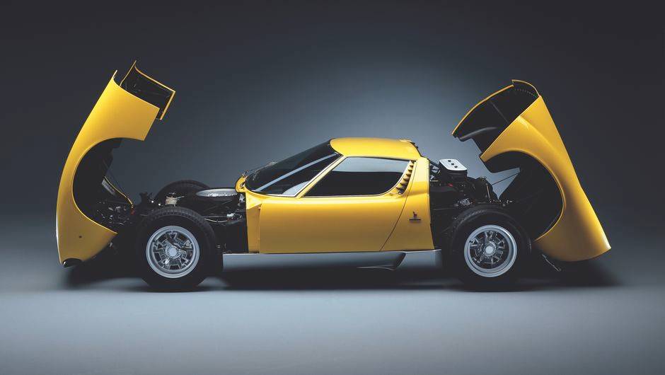 O motor V12 central traseiro era novidade em modelos de rua e se tornou um nicho do segmento de superesportivos italianos | <a href="%20https://beta-develop.quatrorodas.abril.com.br/reportagens/classicos/festa-bolonhesa-741081.shtml" rel="migration">Leia mais</a>