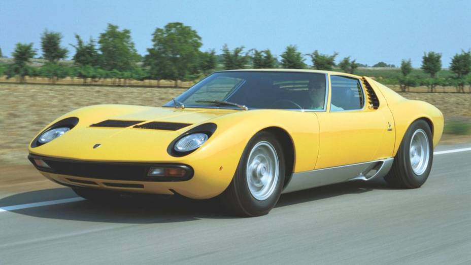 Os far&oacute;is, embora vis&iacute;veis, eram escamote&aacute;veis, como seriam os do Porsche 928 anos mais tarde | <a href="%20https://beta-develop.quatrorodas.abril.com.br/reportagens/classicos/festa-bolonhesa-741081.shtml" rel="migration">Leia mais</a>