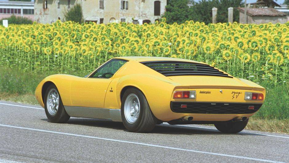 O nome Miura, que deu in&iacute;cio &agrave; tradi&ccedil;&atilde;o de batizar os Lambo com nomes de touro, se refere a uma linhagem espanhola not&oacute;ria por sua bravura | <a href="%20https://beta-develop.quatrorodas.abril.com.br/reportagens/classicos/festa-bolonhesa-741081.shtml" rel="migration">Leia mais</a>