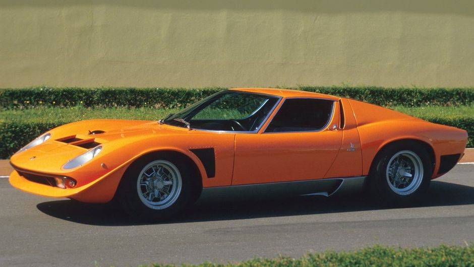 Primeiro clássico da Lamborghini, o Miura marcou época em 1966 por seu belo desenho e por adotar motor instalado em posição central-traseira. A partir dele, a Ferrari passou a ter com que se preocupar para valer . Primeiro clássico da Lamborghini, o Miura marcou época em 1966 por seu belo desenho e por adotar motor instalado em posição central-traseira. A partir dele, a Ferrari passou a ter com que se preocupar para valer .