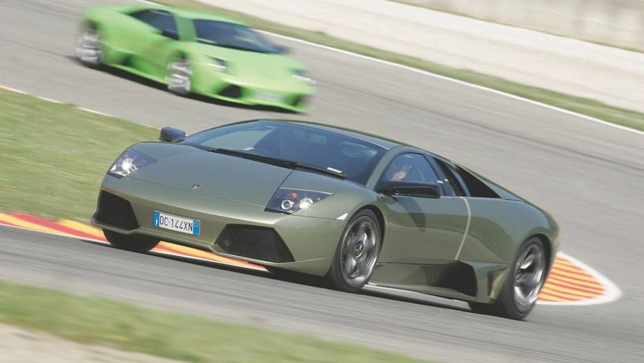 Murciélago LP 640 2006 - Com preparação de 640 cv, ele era oferecido com câmbio manual ou semi-automático E-Gear | <a href="%20https://beta-develop.quatrorodas.abril.com.br/reportagens/classicos/festa-bolonhesa-741081.shtml" rel="migration">Leia mais</a>