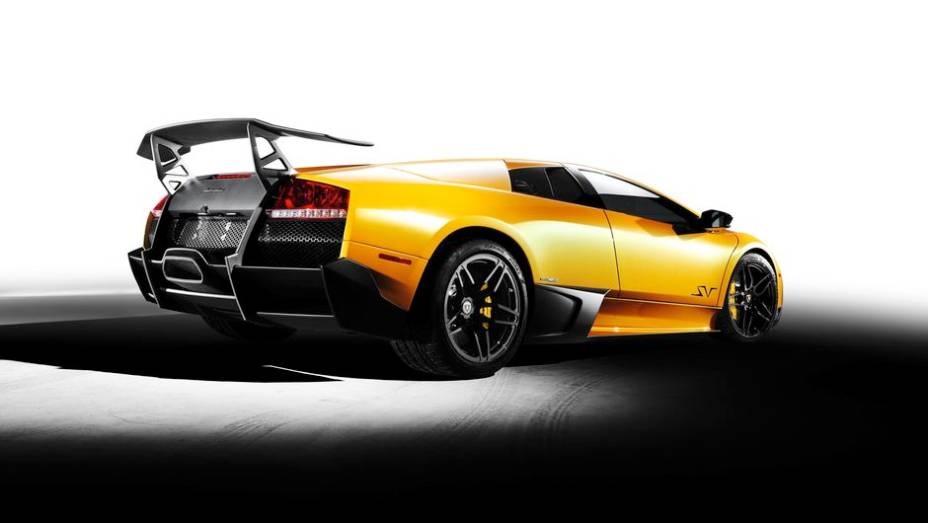 Murciélago LP 670-4 SuperVeloce - Marcando a evolução constante do modelo, o SuperVeloce contava com um V12 de 6.5 litros e 670 cv, com que ele voava até 342 km/h | <a href="%20https://beta-develop.quatrorodas.abril.com.br/reportagens/classicos/festa-bolonhesa-741081.sht" rel="migration"></a>