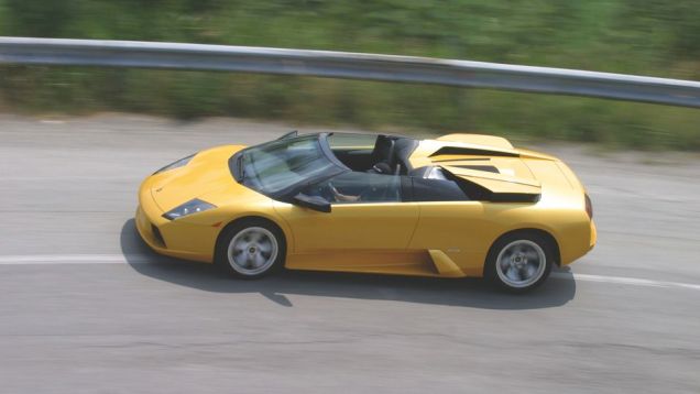 Murci&eacute;lago Roadster 2004 - Lan&ccedil;ado no Sal&atilde;o de Genebra de 2004, ele tinha tra&ccedil;&atilde;o nas quatro rodas e n&atilde;o deveria passar de 16t0 km/h com seu teto remov&iacute;vel | <a href="%20https://beta-develop.quatrorodas.abril.com.br/reportagens/classicos/festa-bolonhesa-741081.shtml" rel="migration">Leia</a>