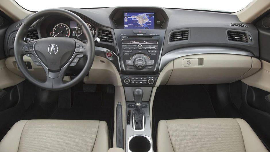 O modelo tamb&eacute;m ganhou assentos aquecidos, c&acirc;mera traseira e um novo sistema de &aacute;udio | <a href="https://beta-develop.quatrorodas.abril.com.br/noticias/fabricantes/poucas-mudancas-acura-ilx-2014-apresentado-741280.shtml" rel="migration">Leia mais</a>